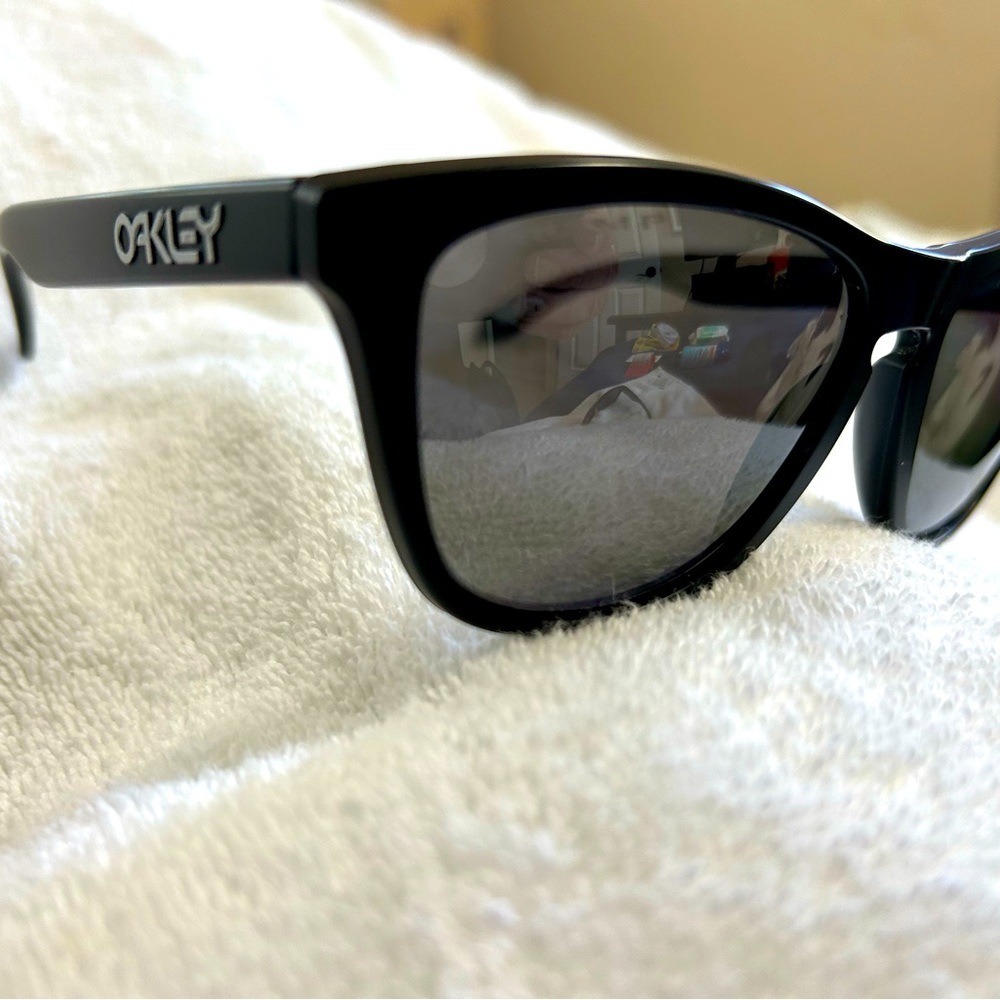 Oakley frogskins 9013 f755 - $150 online - 59 here, five star, ships next day!